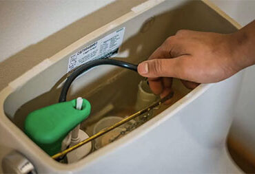 Hand adjusting toilet tank fill valve